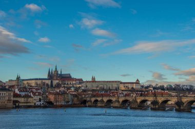 Prag, Çek Cumhuriyeti 11 Aralık 2023, Vltava, Charles Köprüsü ve Prag Şatosu akşam güneşinin manzarası