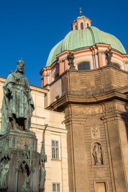 Prag, Çek Repbulic 11 Aralık 2023, St. Francis Seraphinus Kilisesi önündeki IV. Charles Anıtı