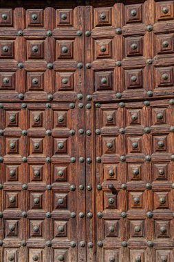 Eski ağır ahşap bir kapının yapısı.