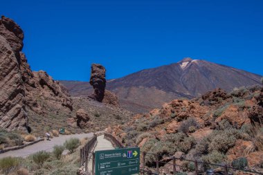 Pico del Teide manzaralı Teide Ulusal Parkı 'nda yürüyüş yolu