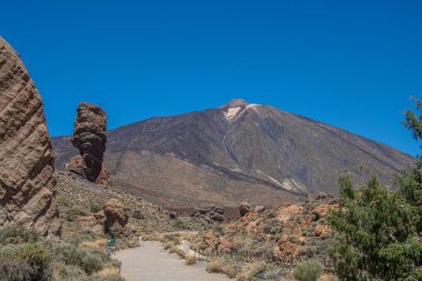 Pico del Teide manzaralı Teide Ulusal Parkı 'nda yürüyüş yolu