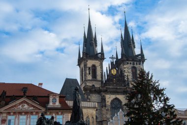 Prag 'daki Tyn Kilisesi önünde büyük bir Noel ağacı.