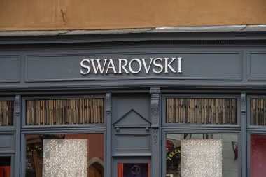 Prag, Çek Cumhuriyeti 12 Aralık 2023, Prag 'daki bir şubenin önündeki marka logosu 