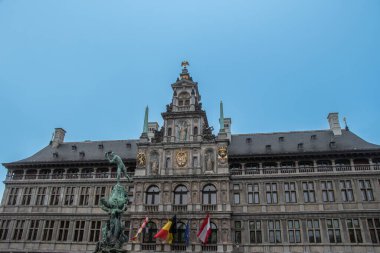 Antwerp Belediye Binası önündeki Brabo çeşmesi.