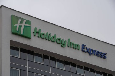 Antwerp, Belçika 31 Ekim 2023, Antwerp 'te bir otelin önündeki Holiday Inn otelinin logosu.
