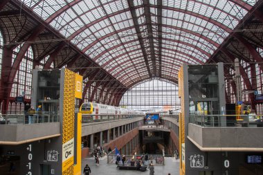 Antwerp, Belçika 31 Ekim 2023, Antwerp Merkez İstasyonu 'ndaki tren trafiği