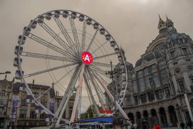 Antwerp, Belçika 31 Ekim 2023, Antwerp Merkez İstasyonu önünde dönme dolap
