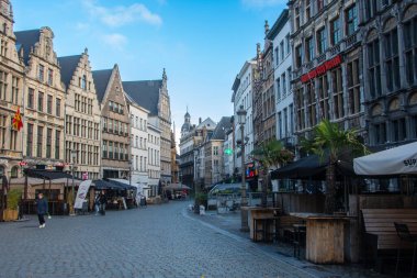 Antwerp, Belçika 31 Ekim 2023, Antwerp şehir merkezindeki eski yüzler.