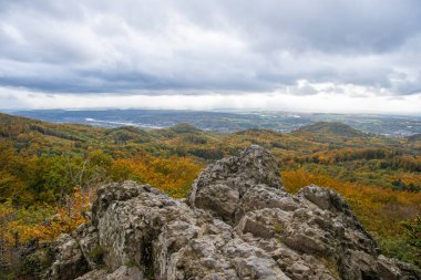 Siebengebirge 'in en yüksek dağından sonbahar manzarası 