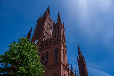 Wiesbaden 'deki Neo-Gotik Pazar Kilisesi' nin manzarası.