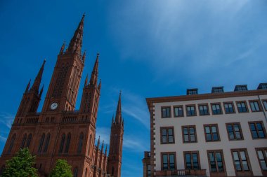 Belediye binasının ve Wiesbaden 'deki Neo-Gotik pazar kilisesinin manzarası.