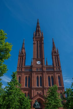 Wiesbaden 'deki Neo-Gotik pazar kilisesinin ön görüntüsü.
