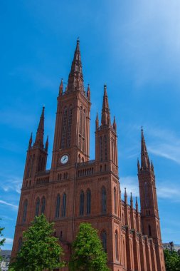 Wiesbaden 'deki Neo-Gotik Pazar Kilisesi' nin manzarası.