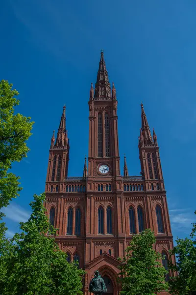 Wiesbaden 'deki Neo-Gotik pazar kilisesinin ön görüntüsü.