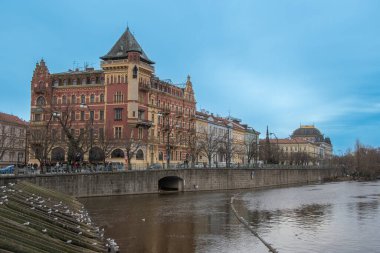 Prag, Çek Cumhuriyeti 23 Şubat 2024, Prag 'daki evlerin ön cephesi doğrudan Vltava