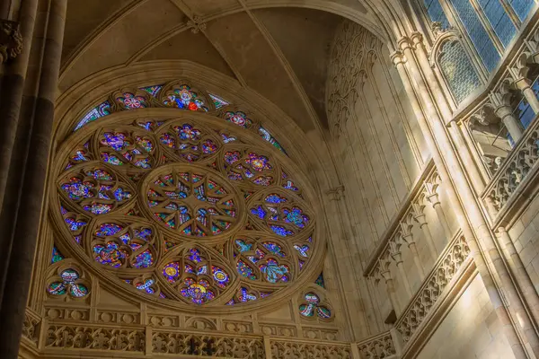 Prag, Çek Cumhuriyeti 24 Şubat 2024, St. Vitus Katedrali 'nde aydınlatılmış büyük gül penceresi, Prag