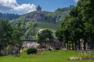 Cochem, Almanya 9 Haziran 2024, Moselle ve Reichsburg ile Cochem 'in Panoramik görüşü