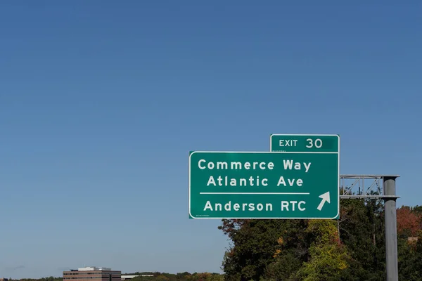 93号公路北行的路标 位于马萨诸塞州雷丁市 30号出口商业街 大西洋大道和安德森Rtc — 图库照片