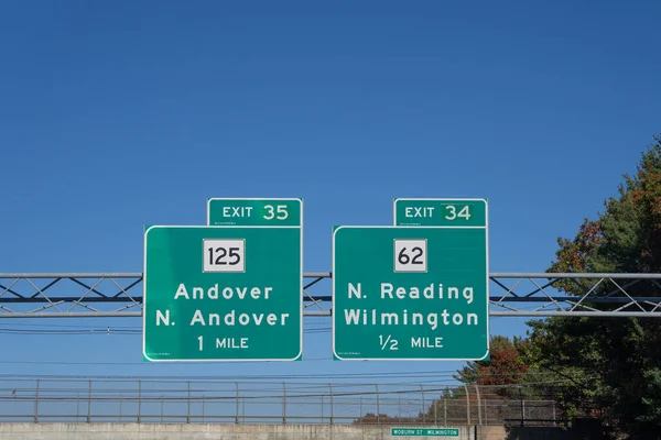 Silniční Značky Silnici Severně Wilmingtonu Massachusetts Exit Route Směrem Reading — Stock fotografie