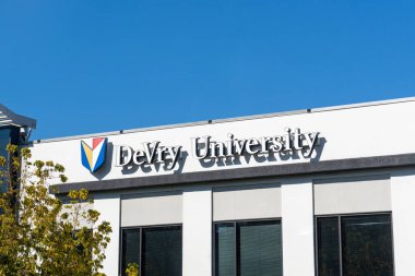 Fort Washington, PA - 22 Ekim 2022: DeVry Üniversitesi online lisans ve lisansüstü eğitim programları sunuyor.