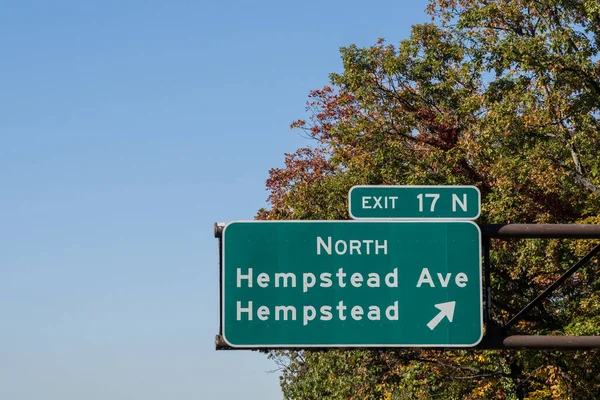 位于纽约州长岛的南部州立公园的出口标志 通往汉普郡的北汉普郡大道17号 — 图库照片