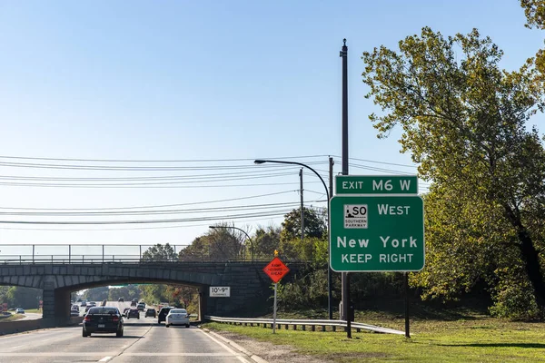 Uniondale, New York - 22 Ekim 2022: Long Island 'daki Meadowbrook Parkway' den New York 'a doğru çıkan M6 W işareti.