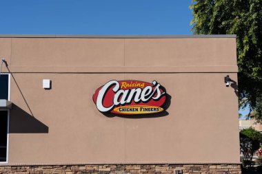 Scottsdale, AZ - 14 Kasım 2022: Raising Cane 's Chicken Fingers tavuk parmakları üzerine uzmanlaşmış ve Baton Rouge, Louisiana' da kurulmuş bir fast-food restoran zinciri..