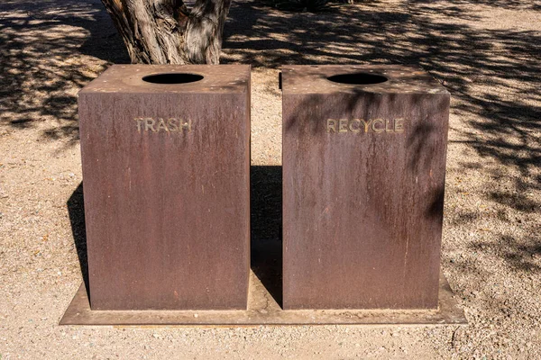 Einfache Rostige Metallmüll Und Recyclingbehälter Einer Wüstenumgebung Südwesten Der Vereinigten — Stockfoto