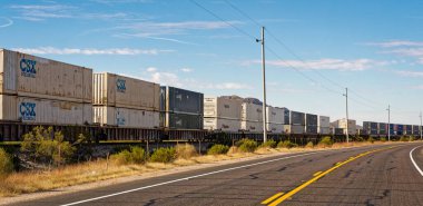 Shawmut, AZ - 28 Kasım 2022: Union Pacific Demiryolu 'nun Sunset Route' sinde konteynır taşıyan yük treni W Maricopa Road, namı diğer 238..