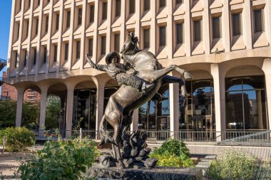 Phoenix, AZ - 10 Kasım 2022: Bronz kovboy heykeli şehir merkezindeki Calvin C. Goode Belediye Binası önünde Constance Whitney Warren 'ın 