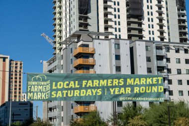 Phoenix, AZ - 12 Kasım 2022 5. Cadde ve McKinley 'deki yeni yerleşim yerindeki Phoenix Çiftçi Pazarı için imza.