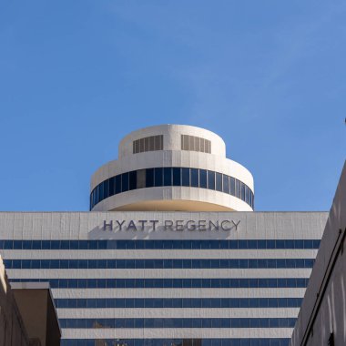 Phoenix, AZ - 11 Kasım 2022 Hyatt Regency, Phoenix şehir merkezinde bulunan 4 yıldızlı bir oteldir..