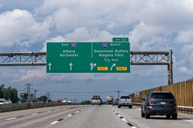 Cheektowaga, New York - 28 Temmuz 2022: I190 North, Downtown Buffalo ve Niagara Şelaleleri için 53 no 'lu çıkış işareti
