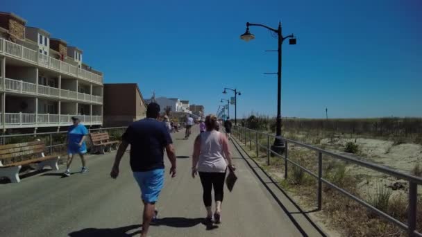 Sea Isle City Haziran 2022 Nsanlar Gezinti Güvertesinin Tadını Okyanus — Stok video