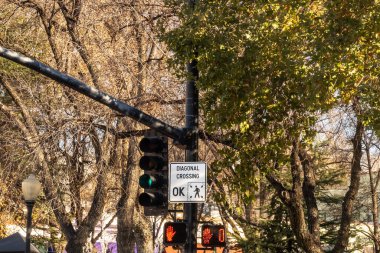 sign at a road intersection crosswalk allows diagonal pedestrian crossing