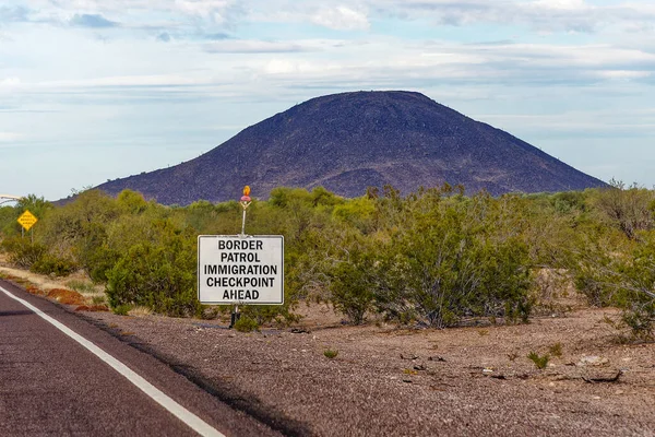 Συνοριακή Περιπολία Σημείο Ελέγχου Μετανάστευσης Μπροστά Υπογράψει Στην Έρημο Της — Φωτογραφία Αρχείου