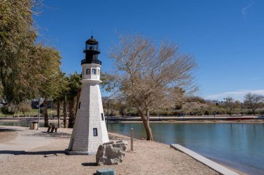 Havasu Gölü, AZ - 10 Mart 2023: Erie Kanalı 'nda Havasu Gölü Deniz feneri Kulübü tarafından oluşturulan Ana Bufalo Işığı' nın bu dörtte biri büyüklüğünde kopyası Bridgewater Kanalı boyunca yer almaktadır..