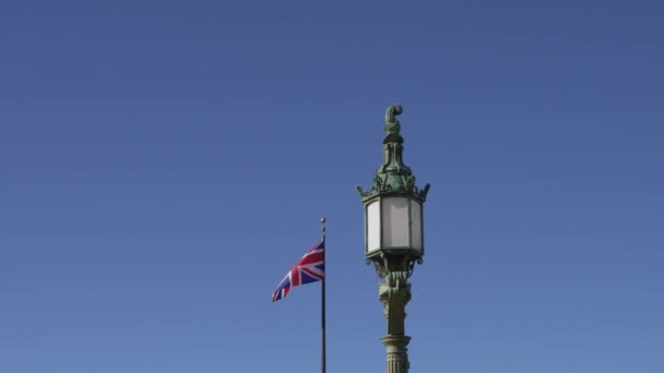 イギリスの旗とオリジナルのランプのポストロンドン橋の湖ハバス市 Azです これらのポストは1815年のウォータールーの戦いの後にイギリス軍によって占領されたナポレオン軍の大砲から作られた — ストック動画