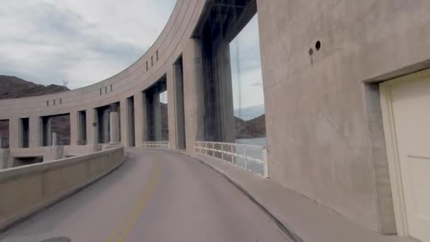 Οδηγώντας Πάνω Από Parker Dam Βαθύτερο Φράγμα Στον Κόσμο Από — Αρχείο Βίντεο