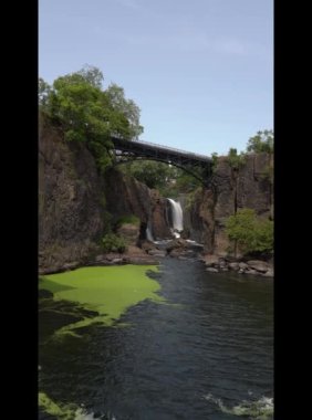Paterson, New Jersey 'deki The Great Falls of the Passaic River' ın dikey videosu.