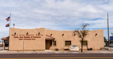 Parker, AZ - 10 Mart 2023 Mark A. Gerson Memorial Binası, Parker Bölgesi Ticaret Odası, Ziyaretçi Bilgi Merkezi