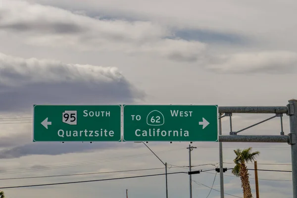 Vägmärken Mot Söderut Mot Quartzsite Arizona Och Västerut Kalifornien — Stockfoto