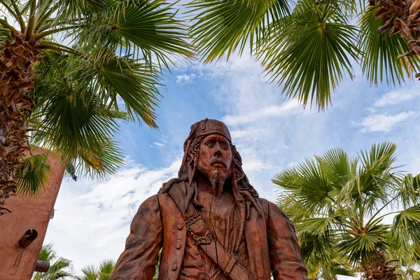 2023年3月10日 彫刻された木製の海賊は カリブ海をテーマにした海賊のデンRvリゾートとコロラド川のマリーナにあります ラパス郡で — ストック写真