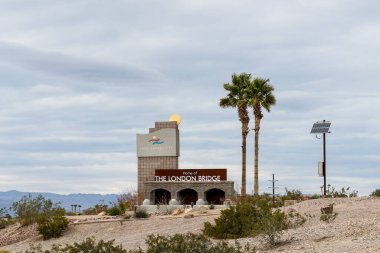 Havasu Gölü, AZ - 10 Mart 2023: Londra Köprüsü Evi ve aydınlatma için güneş panelleri ile şehre giriş işareti.
