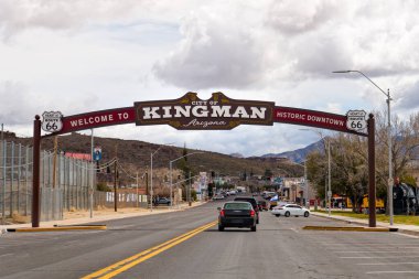 Kingman, AZ - 11 Mart 2023 Kingman kemerli yoluna hoş geldiniz. Kingman 66. tarihi yolun kalbi olarak bilinir..