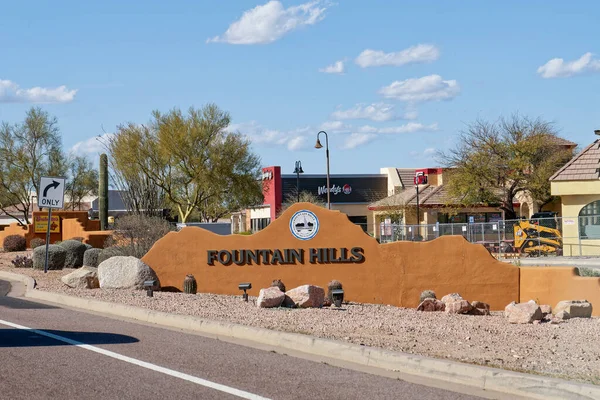 Fountain Hills, AZ - 13 Mart 2023: Fountain Hills 'e girerken E Shea Bulvarı' na imza atın.