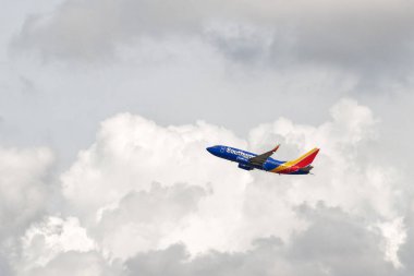 Phoenix, AZ - 16 Mart 2023: Phoenix Sky Harbor Uluslararası Havalimanı 'ndan havalanan Güneybatı Havayolları uçağı.