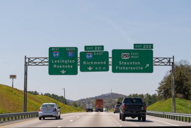 Staunton, VA - 20 Nisan 2022 Lexington ve Roanoke 'a giden 81 nolu otoban ve Doğu 64 nolu otobandan Richmond' a giden 221 nolu çıkış, ABD 250 nolu Staunton ve Fishersville çıkışına giden 222 nolu çıkış.