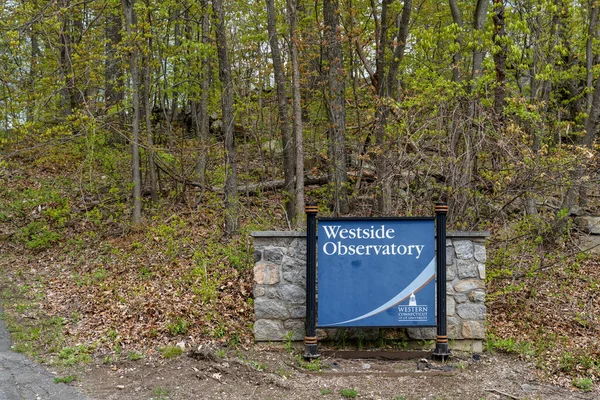2023年5月3日 西側天文台が西コネチカット州立大学西側キャンパスの丘の上にある — ストック写真