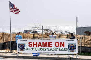 Somers Point, NJ - 22 Mayıs 2023: Doğu Atlantik Eyaletleri Bölgesel Marangozlar Konseyi İşçi Partisi bayrağı Güney Jersey Yat Satış Merkezinin şantiyesinde.